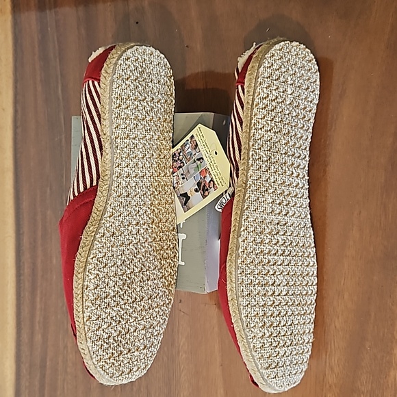 Tom's casual flats, red with red stripes. - Picture 4 of 7
